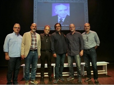 Με φόντο την φωτ. του Νίκου Ε. Πολίτη δι...