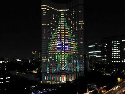 Χριστουγεννιάτικο δέντρο σε κτίριο στο Τ...