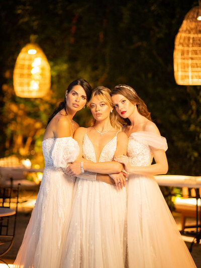 Από αριστερά: ρομαντικό νυφικό PRONOVIAS...