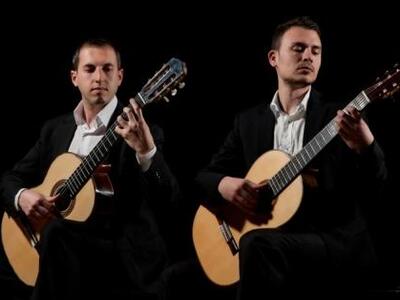 Μουσική για δύο κιθάρες με τους Ανδρόνικ...