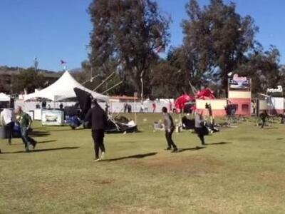 Ανεμοστρόβιλος σηκώνει υπαίθρια εκδήλωση...