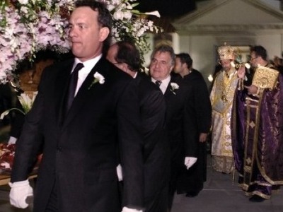 Ο Τομ Χανκς και ο Τζιμ Γιαννόπουλος κράτ...