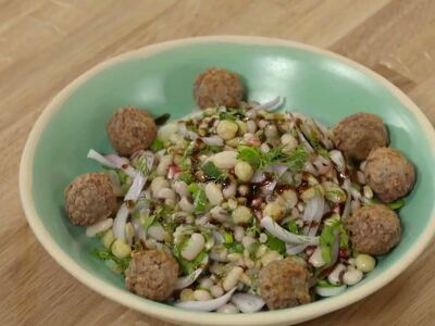 Οσπριοσαλάτα με φυτικά κεφτεδάκια
