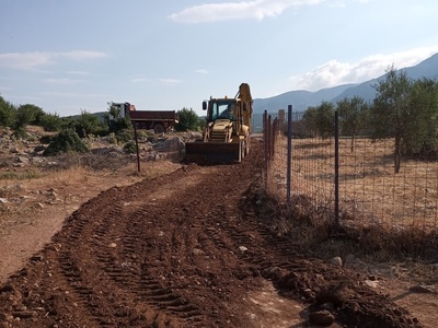 Καθαρίζονται αγροτικοί δρόμοι σε Πετρωτό...