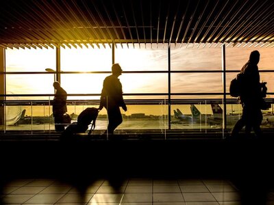 Ο κορωνοϊός «χτυπά» τις αεροπορικές – Σχ...