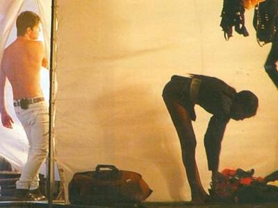 Ο Σάκης γδύνεται στα παρασκήνια! 