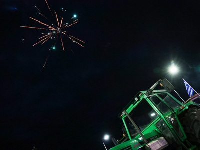 Στα μπλόκα οι αγρότες και την Πρωτοχρονι...