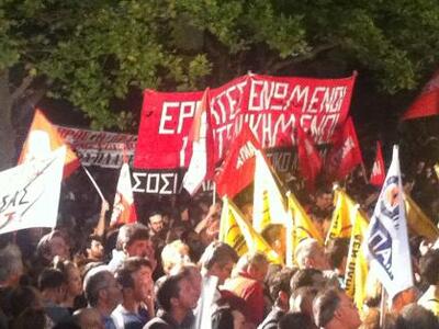 Χιλιάδες πολίτες έχουν συγκεντρωθεί στην...