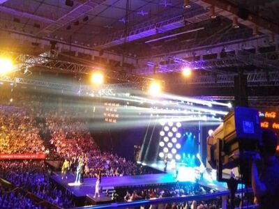 Έπεσε ξύλο στα MAD την ώρα που τραγουδού...