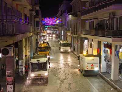 Oι εργάτες της καθαριότητας έπιασαν δουλειά μετά την νυκτερινή ποδαράτη παρέλαση(ΦΩΤΟ) | Molonoti News