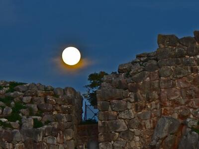 Κάτω από την πανσέληνο του Αυγούστου - Ο...