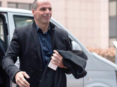 Στο θέατρο ο Γιάνης Βαρουφάκης με τη γυν...