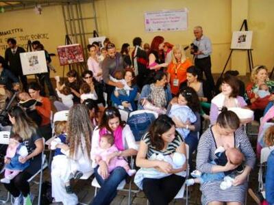 Πάτρα: Ομαδικός θηλασμός από μητέρες στι...