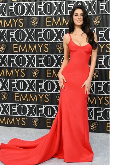 Kαμίλα Μορόνε με Versace