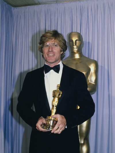 Ο Ρόμπερτ Ρέντφορντ το 1981 με το Όσκαρ ...