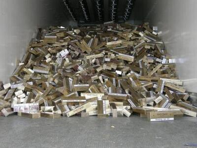 Κούτες με λαθραία τσιγάρα περισυνέλεξε α...