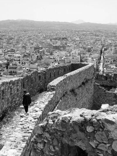 Πρωί στο Κάστρο. Ο διάδρομος εντός του π...