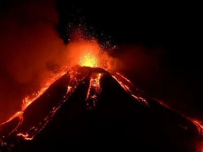 Ιταλία: Η φωτιά και οι εκρήξεις της Αίτν...