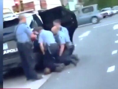 Νέο βίντεο - Σοκ: Τρεις αστυνομικοί πάνω...