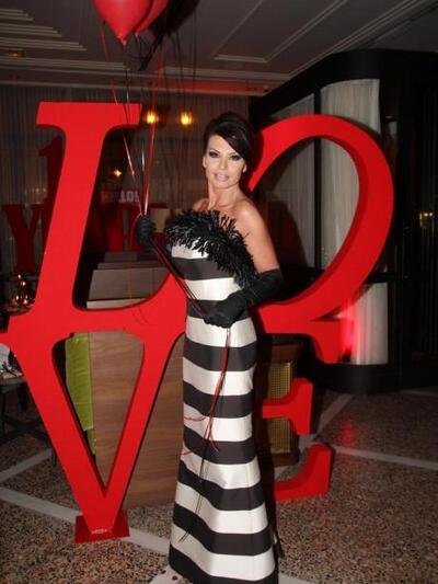 Η Νίνα Λοτσάρη με την ασπρόμαυρη τουαλέτ...