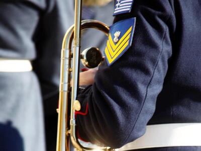 Η στρατιωτική μπάντα που παίζει ποπ - ρό...