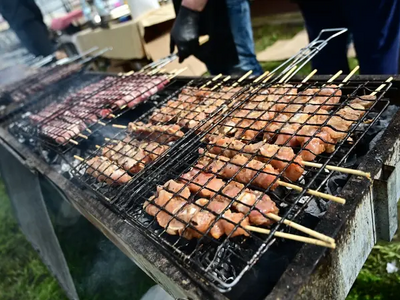 Τι απαντά η κυβέρνηση για ψησταριές και πανηγύρια