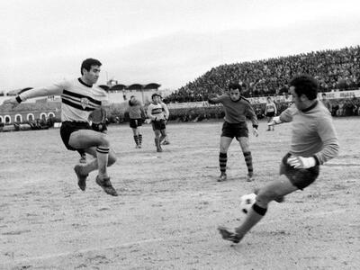 13-2-1972 φάση στο γήπεδο της ΠΓΕ με τον...