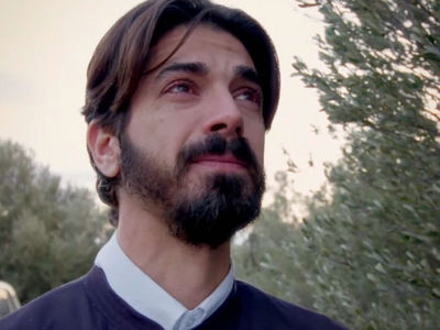 Άγιος έρωτας: Ο πατήρ Νικόλαος είναι σε ...