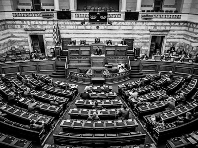 Ακαταδίωκτο: Πολιτική σύγκρουση και αντι...