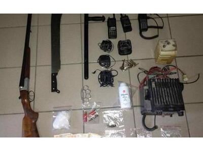 Σπαθί, κοκαΐνη και ασύρματοι στο σπίτι 3...