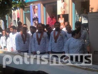 Πύργος: Σεφ έφτιαξαν και μοίρασαν φραουλ...