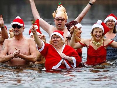Γερμανία: Βουτιές στην λίμνη για τα Χριστούγεννα