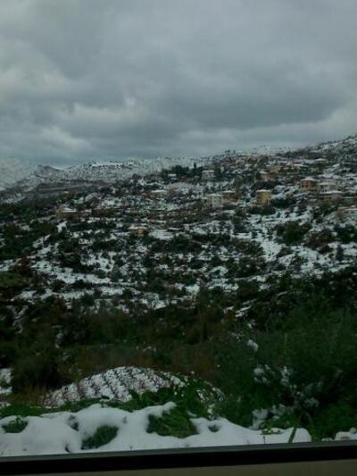 Η χιονισμένη θέα στο Καθολικό από τον Τά...