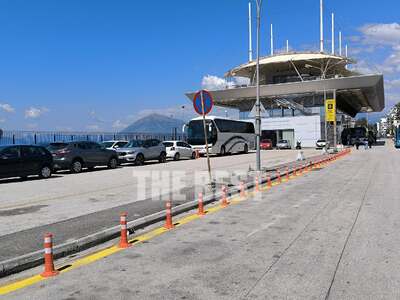 Πάτρα: Κορύνες και κίτρινη διαγράμμιση σ...