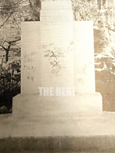 H έρευνα του thebest.gr ξεκινάει το 2001 με την πιο παλιά σωζόμενη φωτογραφία του αγάλματος με φθορά