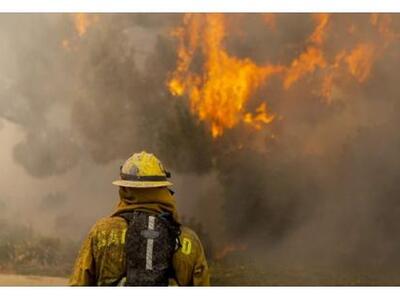 Καλιφόρνια: Χιλιάδες άνθρωποι εγκαταλείπ...
