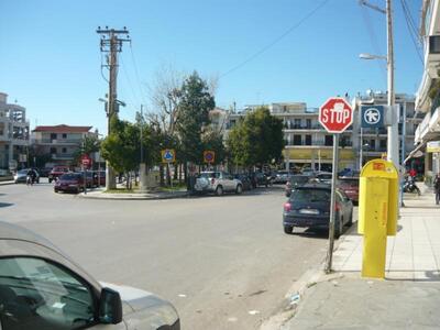 Τρέμουν να περάσουν απο την πλατεία Παπα...