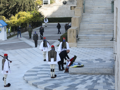 Οι υψηλοί μας προσκεκλημένοι κατέθεσαν σ...