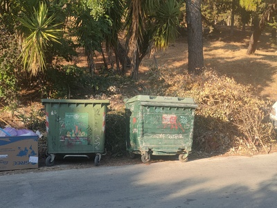Γηροκομειό: Στοίβα από ξερά χόρτα σε 2 κ...