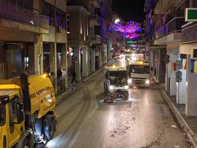 Oι εργάτες της καθαριότητας έπιασαν δουλειά μετά την νυκτερινή ποδαράτη παρέλαση(ΦΩΤΟ) | Molonoti News