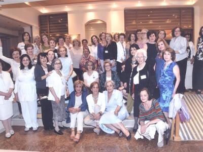 Όλες οι συμμαθήτριες σε αναμνηστική φωτο...