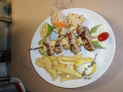 Σουβλακι χοιρινο γεμιστο με χαλουμι