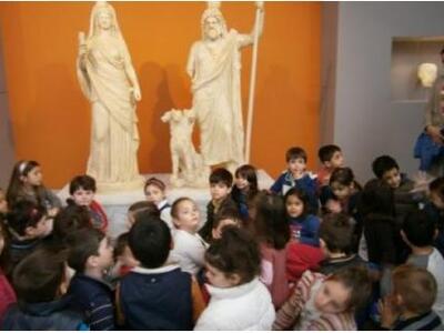 Ξενάγηση λιλιπούτειων μαθητών με συνοδό ...