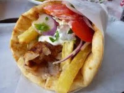 Συμπλοκή δέκα ατόμων για... ένα σουβλάκι! 