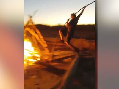 Άλμα επί κοντώ με εμπόδιο... τη φωτιά!