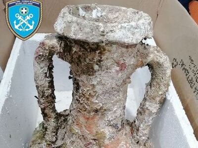 Αχαΐα: Ψαράς ανέσυρε τμήμα αρχαίου αμφορ...