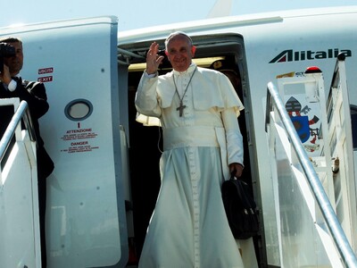 Ο πάπας Φραγκίσκος κλείστηκε στο ...ασανσέρ