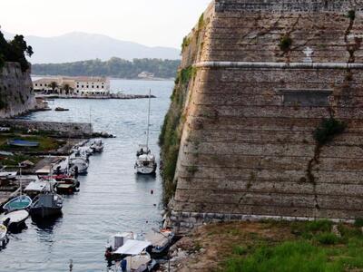 Κέρκυρα: 39χρονη έπεσε από τα πανύψηλα τ...