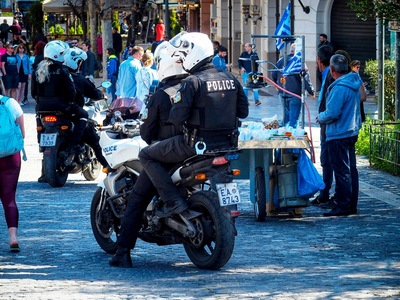 Επίθεση σε αστυνομικούς στα Εξάρχεια - Σ...