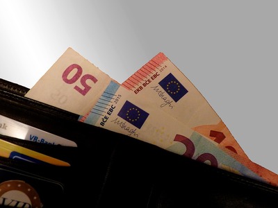 Η Ευρωπαϊκή Κεντρική Τράπεζα παγώνει τα επιτόκια 